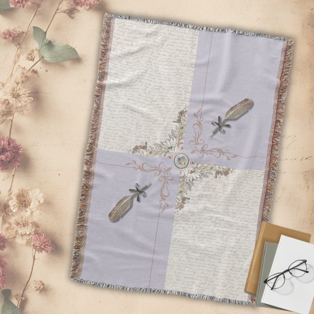 Blasslila Serene Manuskript Gewebter Franse Decke (Unwind in tranquil lavender comfort. 💜 This beautiful woven throw creates a serene atmosphere.)