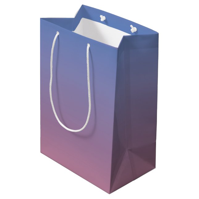 Blassrosa und blaue Gradientenombre Mittlere Geschenktüte (Rückseite Schrägansicht)