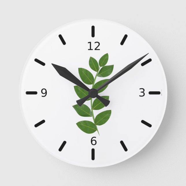 Blätter der modernen grünen Laurel-Pflanze auf Wei Runde Wanduhr (Vorderseite)