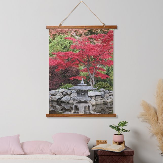 Blätter des japanischen Gartens Lantern und des Ro Wandteppich Mit Holzrahmen (Schlafzimmer)