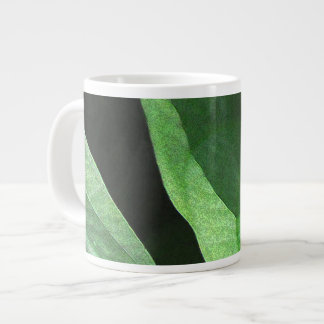 Blätter in Licht und Schatten schließen Jumbo-Tasse
