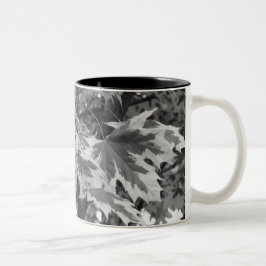 Blätter in Schwarz und Weiß Zweifarbige Tasse