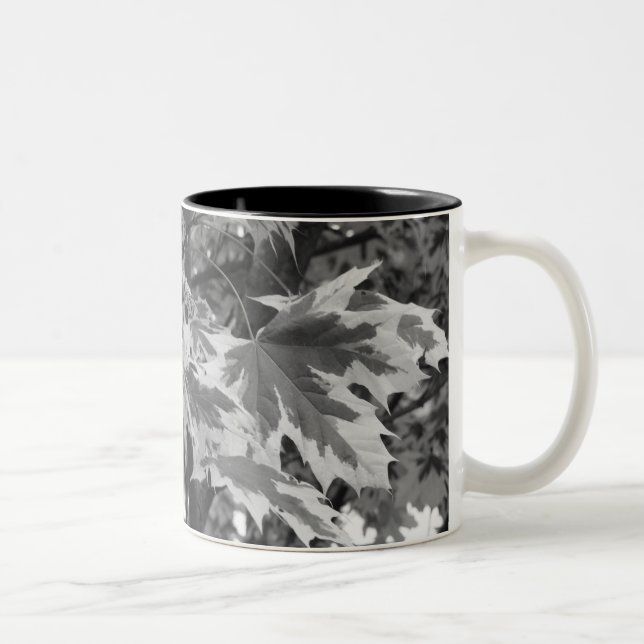 Blätter in Schwarz und Weiß Zweifarbige Tasse (Rechts)