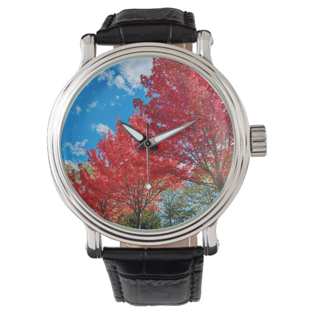 Blätter mit hellen Roten Bäumen im Herbst Armbanduhr (Vorderseite)