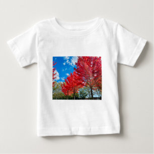 Blätter mit hellen Roten Bäumen im Herbst Baby T-shirt