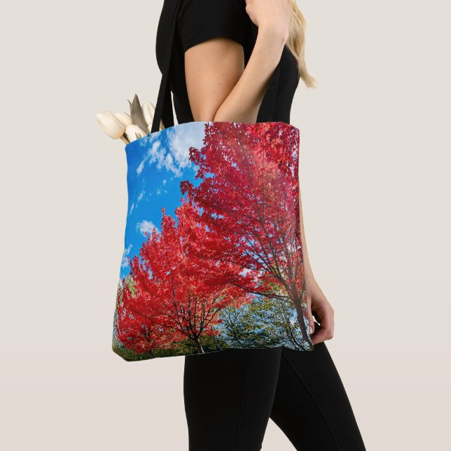 Blätter mit hellen Roten Bäumen im Herbst Tasche (Von Nahem)