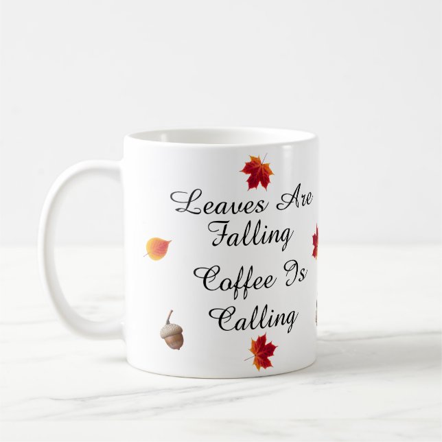 Blätter sinken bei der Tasse von Kaffee (Links)