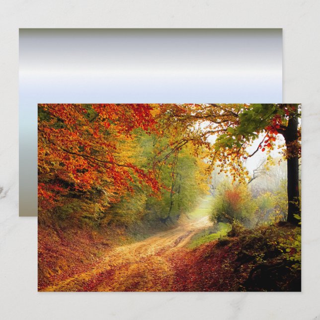 Blätter und Bäume im Herbst, die die schmutzige St Einladung (Vorne/Hinten)