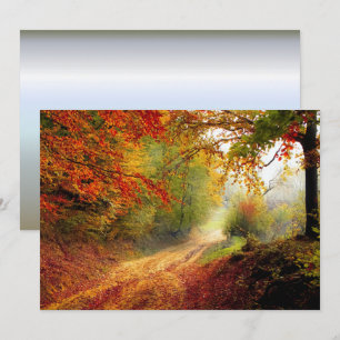 Blätter und Bäume im Herbst, die die schmutzige St Einladung