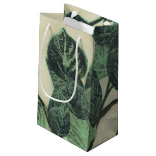 Blätter und Niederlassungen auf Sahnehintergrund Kleine Geschenktüte