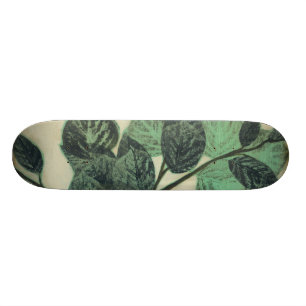 Blätter und Niederlassungen auf Sahnehintergrund Skateboard