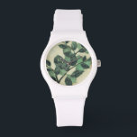 Blätter und Verzweigungen auf dem Hintergrund der  Armbanduhr<br><div class="desc">Lebhafte grüne Blätter und Zweige Erholung auf einem cremefarbenen Hintergrund in diesem Bild von Jennifer Goldberger. Während die Jahreszeit die Farben auf diesen Blätter ändert,  bleibe das gleiche,  was ein wenig Konsistenz in Ihr Leben bringt.</div>