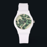 Blätter und Verzweigungen auf dem Hintergrund der Armbanduhr<br><div class="desc">Lebhafte grüne Blätter und Zweige Erholung auf einem cremefarbenen Hintergrund in diesem Bild von Jennifer Goldberger. Während die Jahreszeit die Farben auf diesen Blätter ändert, bleibe das gleiche, was ein wenig Konsistenz in Ihr Leben bringt.</div>