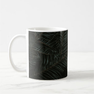 Blätter von grünen Kiefern Kaffeetasse