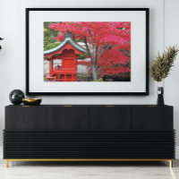 Blätter von Red Japanese Maple und Garden Shrine