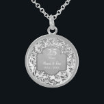 Blätter zum 25. Hochzeitstag Sterling Silberkette<br><div class="desc">Lieblich Sterling silber 25. Hochzeit Jubiläum Halskette mit eleganten Blätter von silberner Blumengrenze auf weißem Hintergrund. Silber graues Banner mit Text sagt 25 Jahre. Der untere Textbereich kann von Ihnen mit Namen und Jahresinformationen angepasst werden.</div>