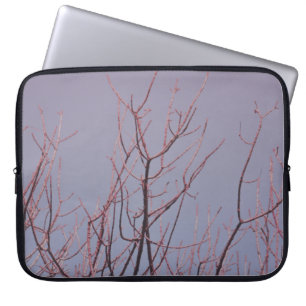 BLATTLOSER BAUM UNTER WEISSEM HIMMEL LAPTOPSCHUTZHÜLLE