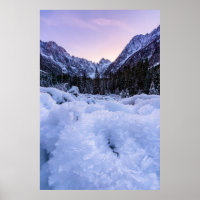 Blattwerk und Berge bei Sonnenuntergang gefroren