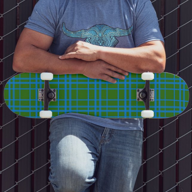 Blau auf grünem Tartan Kariertes Muster Skateboard (Von Creator hochgeladen)