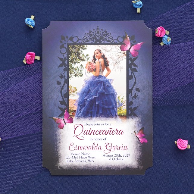Blau, Berry Pink Schmetterlinge Quinceanera Einladung (Blue Quinceanera Invitation with Pink Butterflies Decorative Vines Frame, Dark Blue, Navy Blue Quinc)