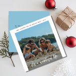 Blau Es ist ein wunderschönes Leben Weihnachten Be<br><div class="desc">Senden Sie mit diesem "It's A Wonderful Life" Beach Foto Weihnachtskarte warme Urlaubswünsche! Der tropische Sandstrand ist in hellblauen Farbtönen gehalten und eignet sich ideal für diejenigen, die den Ozean Liebe haben. Mit einem modernen Drehbuch-Design und einem Foto-Insert ist diese Karte ein einzigartiger und minimalistischer Weg, fröhliche Weihnachtsmomente zu teilen....</div>
