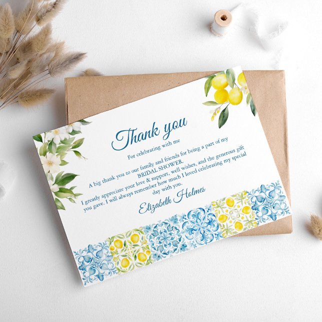 Blau-Fliesen und Zitronen-Brautparty Dankeskarte (Mediterranean Blue Tiles and Lemons Bridal Shower Thank You Card on a white boho table.)