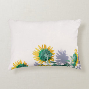 Blau-gelbe Blumen an der weißen Wand Dekokissen