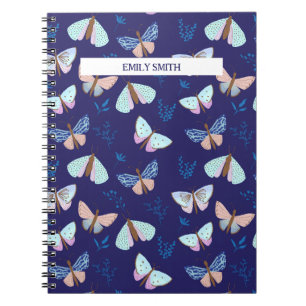 Blau gemustertes Schmetterlingsnotizbuch mit rosa Notizblock