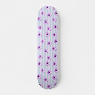 blau-gestreiftes Gänseblümchenmuster mit lila Skateboard