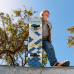 Blau-Gold-Individuelle Name des modernen geometris Skateboard<br><div class="desc">Modern Geometric Pattern Blue Gold Individuelle Name Skateboard bietet Ihren personalisierten Namen in der modernen blauen Typografie auf einem blau, goldfarben und weiß geometrischen Muster Hintergrund in Orange und Blau. Personalisieren Sie diese, indem Sie den Text in dem dafür vorgesehenen Textfeld bearbeiten. Geben Sie Ihrem Lieblingskateboarder zu Weihnachten, Geburtstag oder...</div>