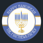 Blau | Gold Menorah Happy Hanukkah Classic Round Runder Aufkleber<br><div class="desc">Gold und Silber Menorah mit blauen Kerzen und goldenen Stern von David "Happy Hanukkah" Original-Design von Holiday Hearts Designs (alle Rechte vorbehalten).</div>