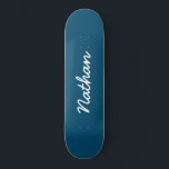 Blau individuell anpassbar skateboard<br><div class="desc">Blaues individuell anpassbares Skateboard. Ein elegantes,  schwarzes,  trendiges Skateboard. Personalisieren Sie mit einem eigenen Namen. Machen Sie ein lustiges Geschenk für sich selbst oder ein Geburtstagsgeschenk für jemanden,  den Sie Liebe.</div>