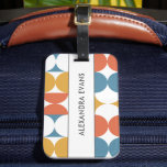 Blau-orange-gelb Mitte des Jahrhunderts Gepäckanhänger<br><div class="desc">Lassen Sie Ihr Gepäck mit unserem Retro-inspiriert Gepäckanhänger mit einem lebendigen 70er oder 60er Vintagen Muster auffallen. Die Marke präsentiert ein faszinierendes Design mit Halbkreisen und Jakobsformen in auffallenden Blau-, Orange- und Gelbtönen. Egal ob Sie ein Vielflieger, ein Retro-Enthusiast oder einfach jemand, der einzigartige Designs schätzt, dieses Gepäckanhänger ist das...</div>