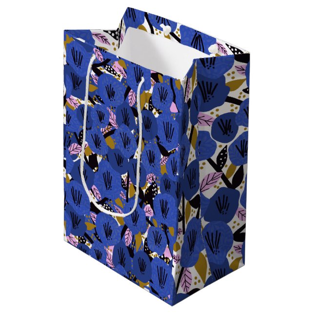 Blau-Rosa-Gold-Blumenmuster Mittlere Geschenktüte (Vorderseite Schrägansicht)