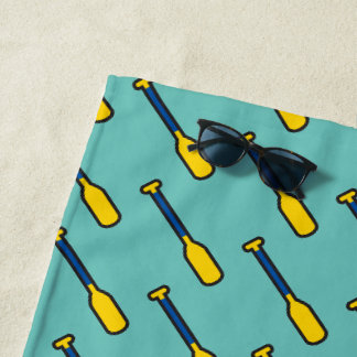 Blau- und Gelbflederpaddel auf Aquamarinen Strandtuch