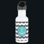 Blau und Grau Anchor mit Wellenmuster Edelstahlflasche<br><div class="desc">Niedlicher Anker mit Zickzack Wellen. Passen Sie es mit Ihrem Monogramm an! Oder bestellen Sie einfach das Muster wie es ist! Kundenspezifische Designanfragen werden akzeptiert. Klicken Sie auf den oben stehenden Link und lass mir, was Sie möchten. Ich kann fast alles in meinem Shop ändern, einschließlich der eigenen Farben und...</div>