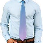 Blau und hellrosa Farbenspiel Ombré Krawatte<br><div class="desc">Ein wunderschönes Gradientenombré,  das von blau bis leicht magenta pink verblasst. Eine tolle Wahl für Frühling und Sommer.</div>