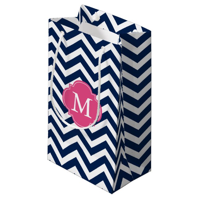 Blau und Hot Pink Zigzag Muster Monogram Kleine Geschenktüte (Vorderseite Schrägansicht)