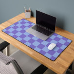 Blau- und Lavendelmuster Schreibtischunterlage<br><div class="desc">Schachbrettmuster in Blue & Lavender.</div>