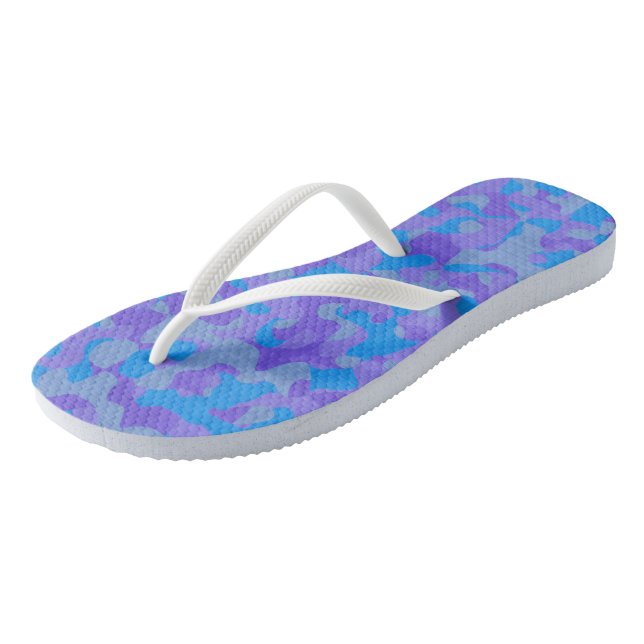 Blau und lila Camouflage abstrakt Flip Flops (Schrägansicht)
