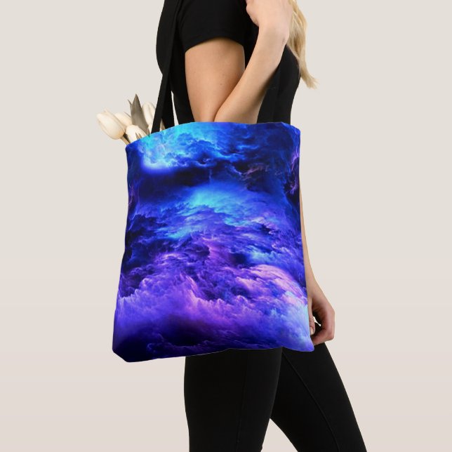 Blau und Lila in den Wolken Tasche (Von Nahem)