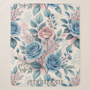 Blau- und rosa Rosenmuster auf Weich-Pinkisch-Weiß Sherpadecke