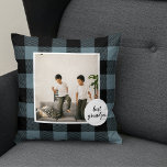 Blau und Schwarz Kariert bester Opa-Geschenk mit F Kissen<br><div class="desc">Dieses blaue und schwarze Karierte Grandpa-Geschenk ist eine durchdachte und einzigartige Art, Ihre Wertschätzung und Liebe für Ihren Großvater zu zeigen.Der Rahmen ist aus einem hochwertigen, blauen und schwarzen karierten Stoff, der ihm ein rustikales und charmantes Gefühl gibt. Die Worte "Bester Großvater" werden in fett-weiße Buchstaben auf den Stoff bestickt,...</div>