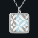 Blau und Silber Geometric ZigZag Versilberte Kette<br><div class="desc">Ein trendiges,  abstraktes,  geometrisches Würfel in Blau und Silbergrau.</div>