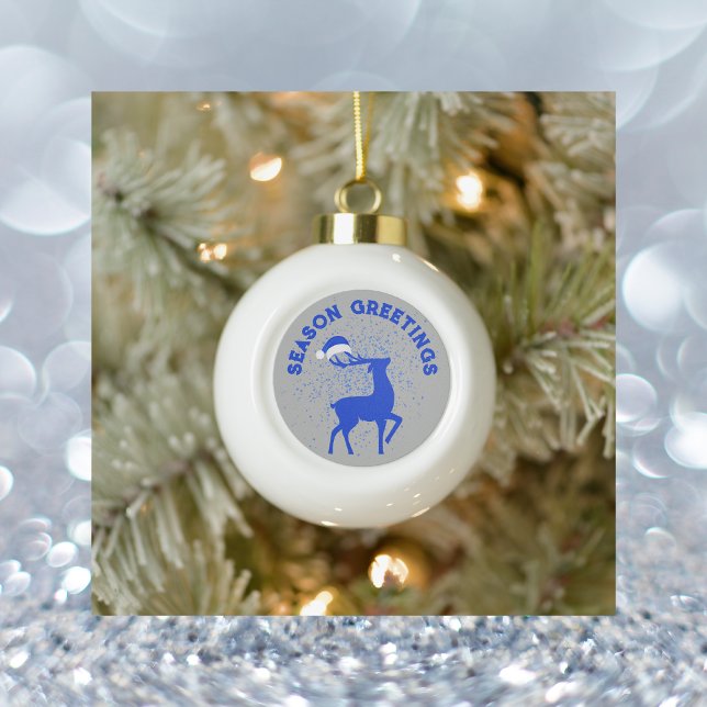 Blau und Silber Saison Gruß mit Rentier | Keramik Kugel-Ornament (Von Creator hochgeladen)