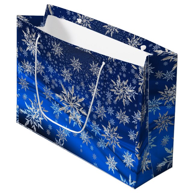 Blau und Silber Schneeflocken Weihnachten Große Geschenktüte (Vorderseite Schrägansicht)