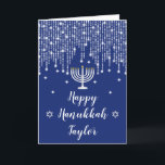 Blau und Silver String Lights Happy Hanukkah Feiertagskarte<br><div class="desc">Diese elegante und raffinierte Happy Hanukkah-Karte kann mit einem Namen oder Titel personalisiert werden, wie Tochter, Enkelin, Nichte, Freund etc. Es verfügt über wunderschöne silberne Saitenleuchten mit Diamanten-Glitzern, eine Menorah-Kerze und den Star of David. Der Text kombiniert handgeschriebene Skript- und Serif-Schriftart für ein stilvolles und modernes Aussehen.</div>