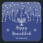 Blau und Silver String Lights Happy Hanukkah Quadratischer Aufkleber<br><div class="desc">Dieser elegante und raffinierte Hanukkah-Aufkleber besticht durch schöne silberne Saitenleuchten mit Diamanten-Glitzern,  eine Menorah-Kerze und den Star of David. Der Text kombiniert handgeschriebene Skript- und Serif-Schriftart für ein stilvolles und modernes Aussehen. Das ist perfekt für ein Hanukkah-Party.</div>