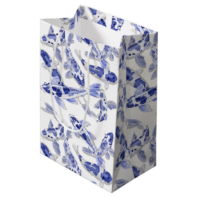 Blau und Weiß Koi Mittlere Geschenktüte (Vorderseite Schrägansicht)