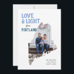 Blau und Weiß Liebe und Licht aus Maine Feiertagskarte<br><div class="desc">Sie sind stolz, aus Maine zu sein, schicken Sie in dieser Urlaubssaison einen leichten Staatsstolz mit dieser Hanukkah-Urlaubskarte mit texturierten Schriftzeichen in Perwinkle Blau und Marine und mit Schneeflocken versehen. Personalisieren Sie mit Ihrer eigenen Nachricht von Beifall, Ort, Jahr, Familienname und drei Ihrer Lieblings-Fotos. Um Ihr Foto, Ihre Farben und...</div>